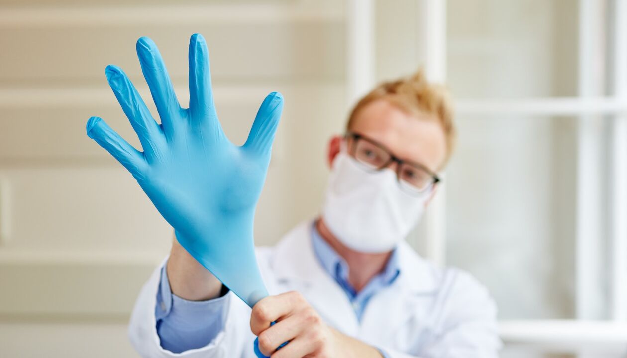 liječnik stavlja rukavicu za masažu kako bi spriječio prostatitis
